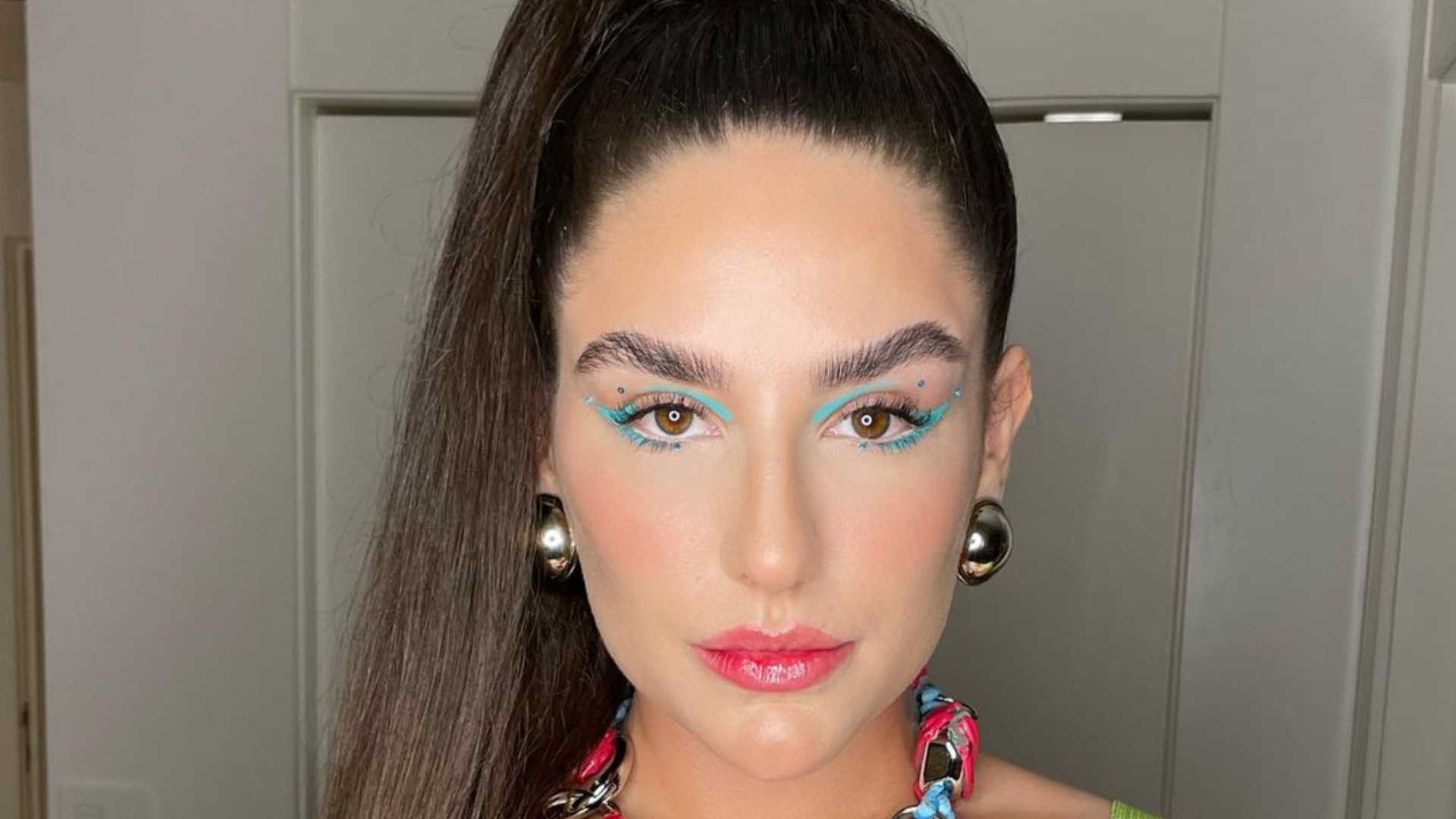 Kéfera exibe corpão com body transparente em look de alfaiataria