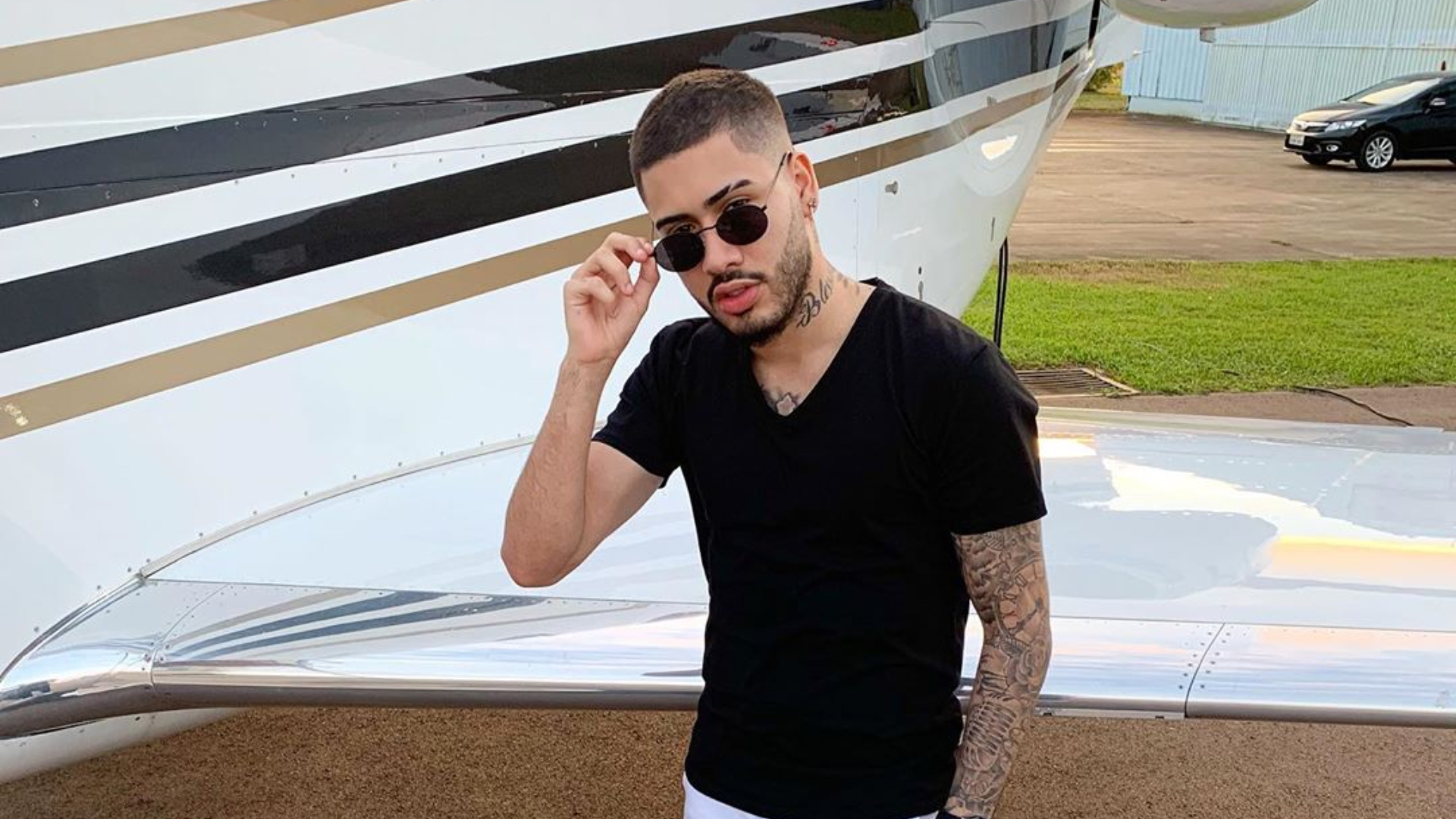 Kevinho compartilha foto com calça branca e seguidores se espantam com ‘volume’