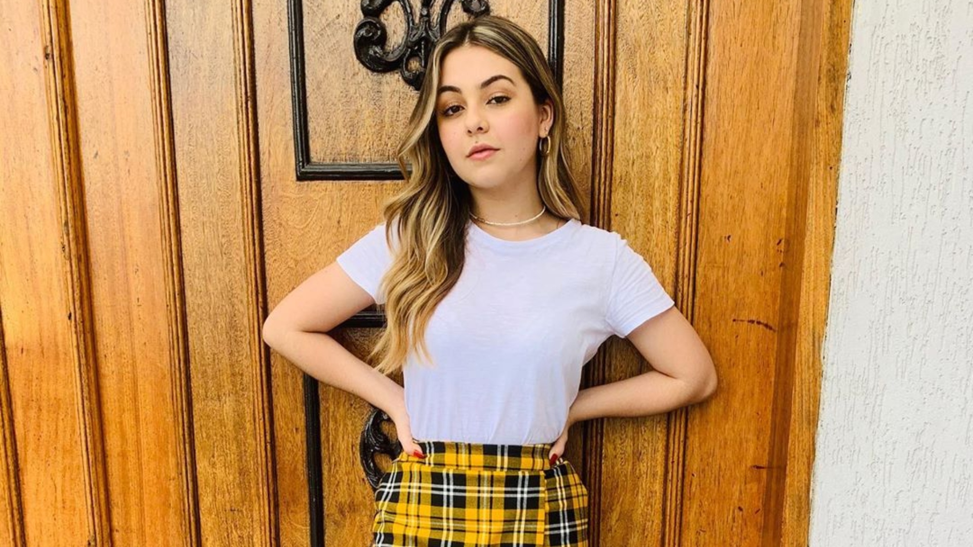 Klara Castanho escolhe biquíni diferentão para aproveitar o sol na quarentena: “Arrumando um jeito”