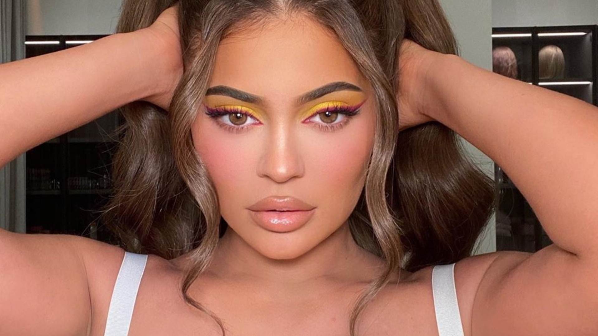 Kylie Jenner combina bolsa de R$ 450 mil com anel de R$500 mil em look luxuoso