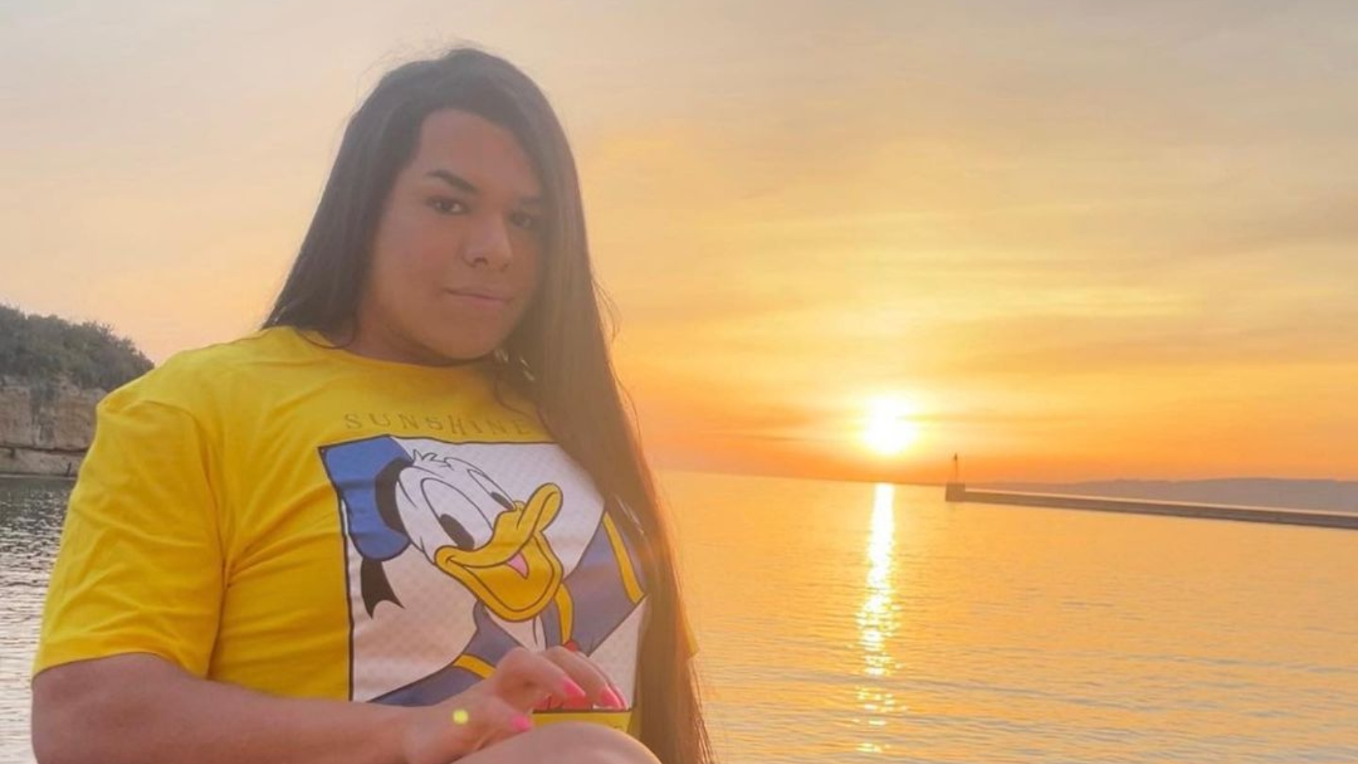 Lady Chokey, youtuber trans, posa de maiô em praia na França