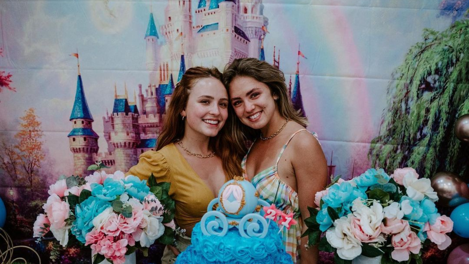 Após rumores de que estaria namorando amiga, Larissa Manoela se pronuncia