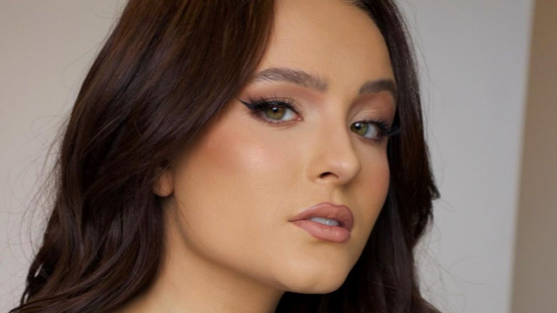 Larissa Manoela dança de biquíni em dia de praia