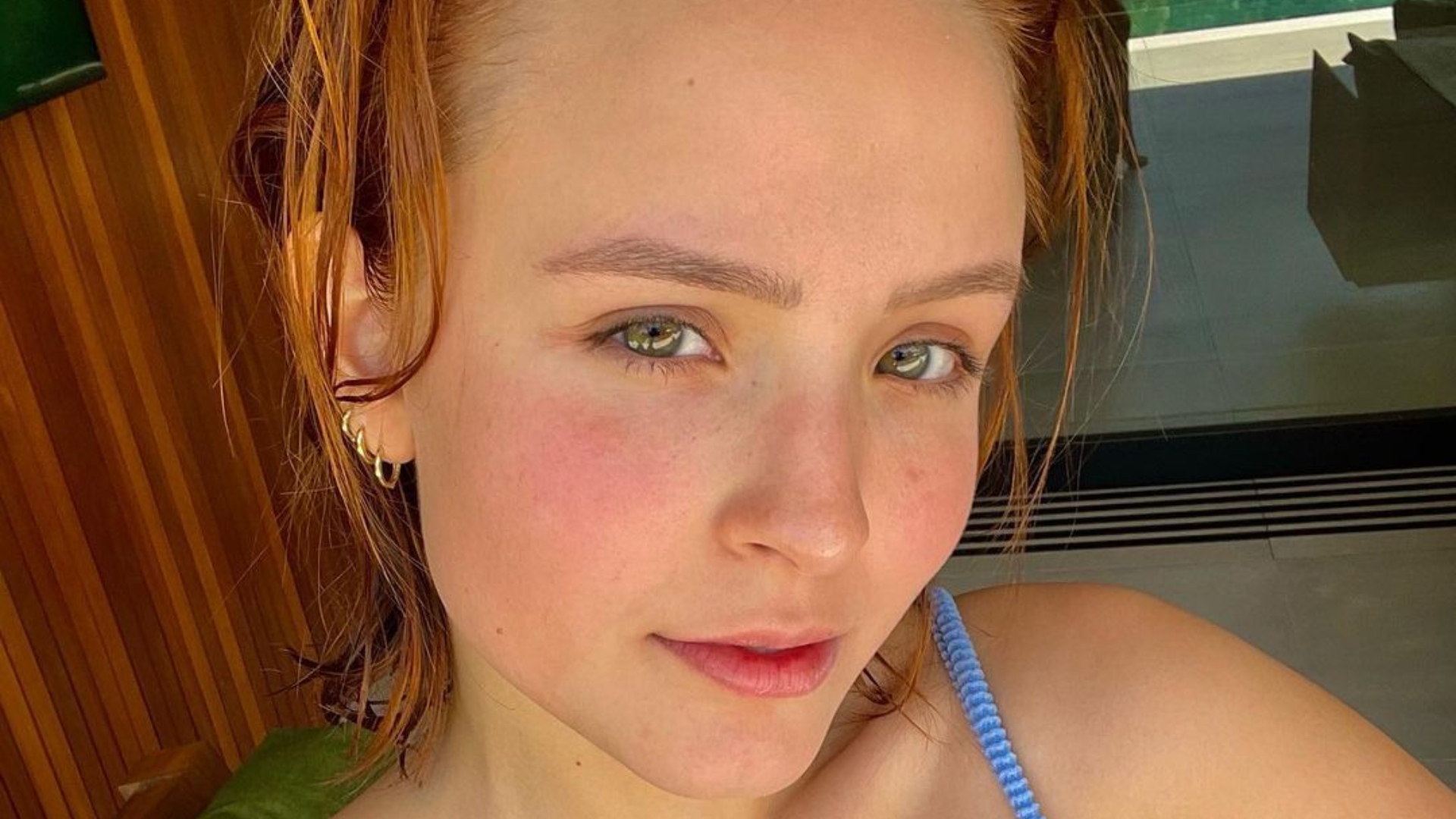 Larissa Manoela exibe curvas maravilhosas em dia na praia