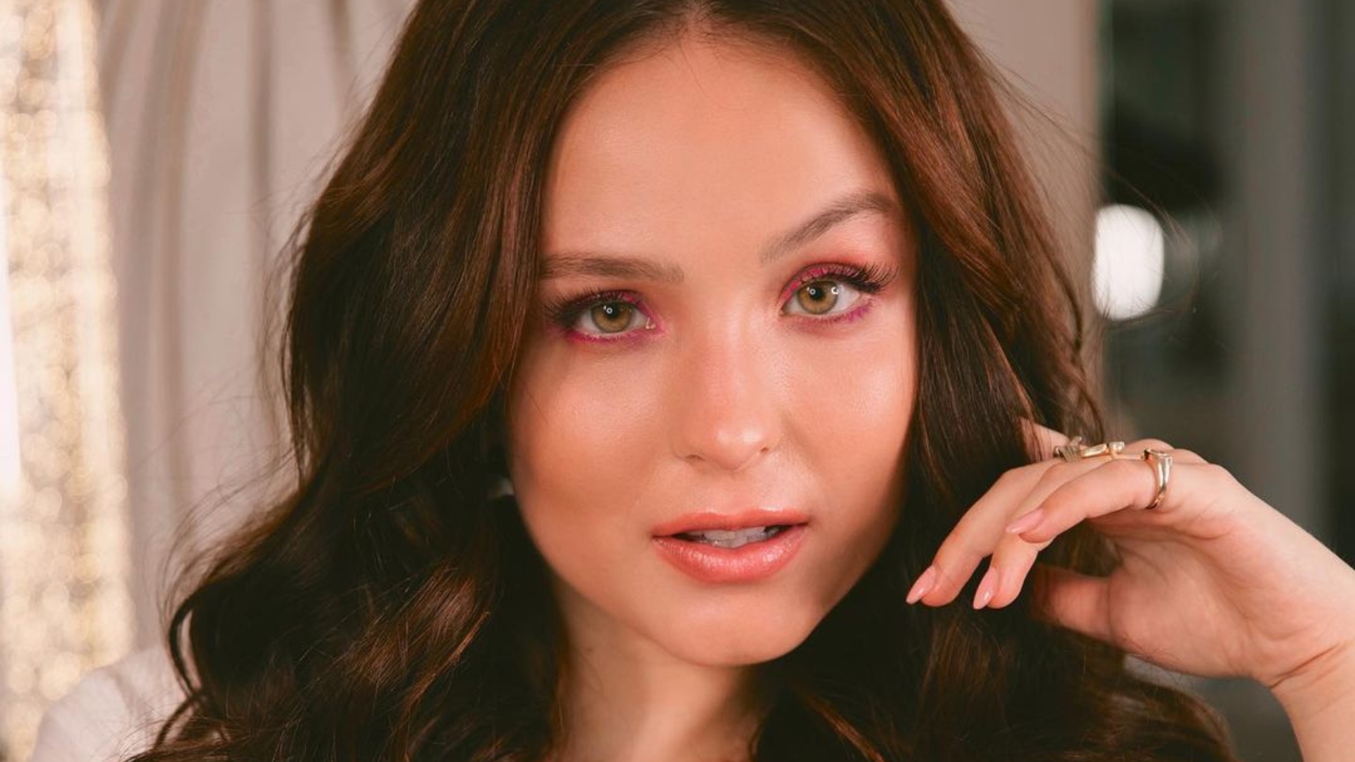 Larissa Manoela abre o jogo e revela detalhes de sua primeira cena de sexo