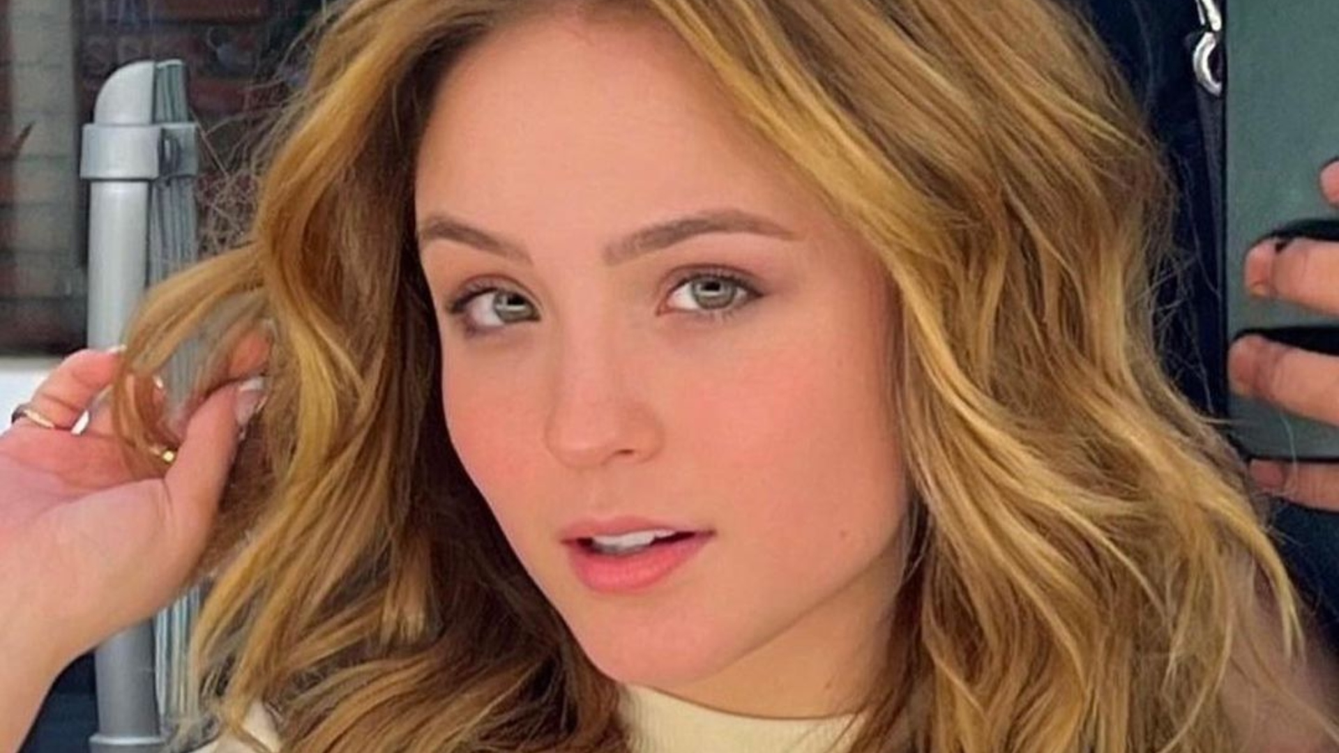 Larissa Manoela posa agarradinha com ex-namorado