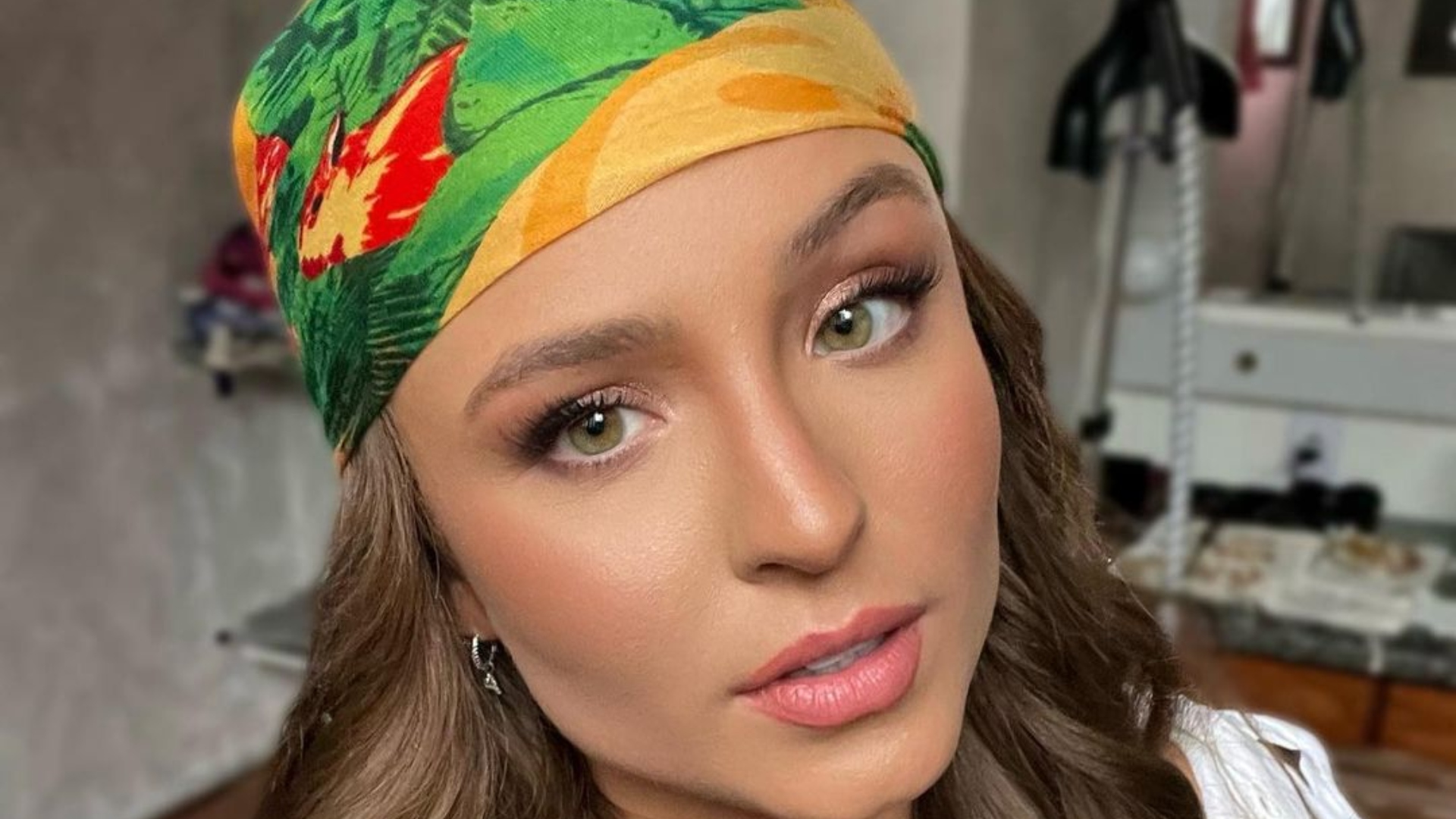 Larissa Manoela exibe decote ousado em viagem internacional
