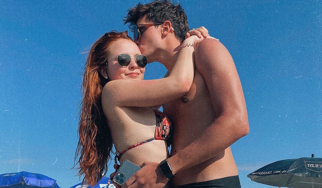 Ufa! Larissa Manoela corta o cabelo do namorado, Leo Cidade e comemora: “Cliente ficou satisfeito”