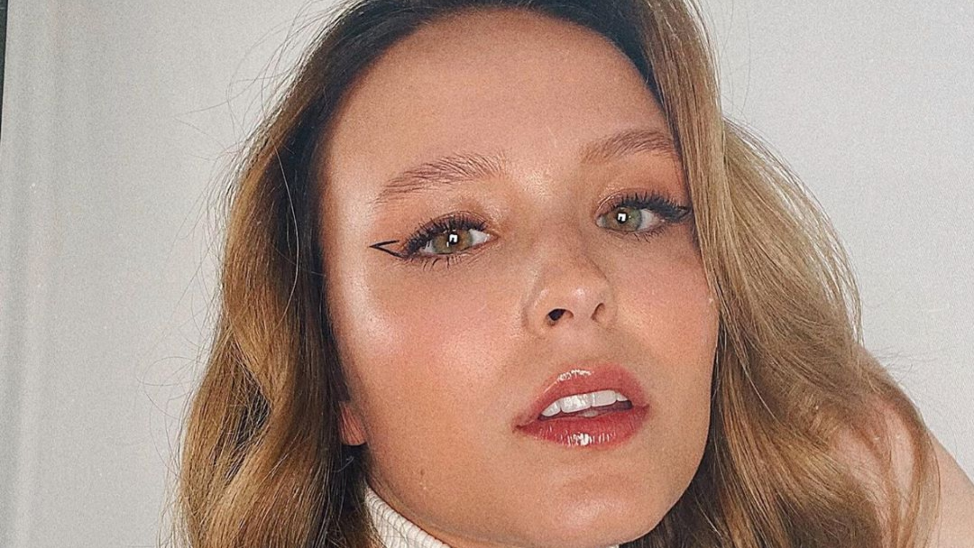Hora de relaxar! De biquíni, Larissa Manoela ostenta curvas perfeitas e barriga chapada