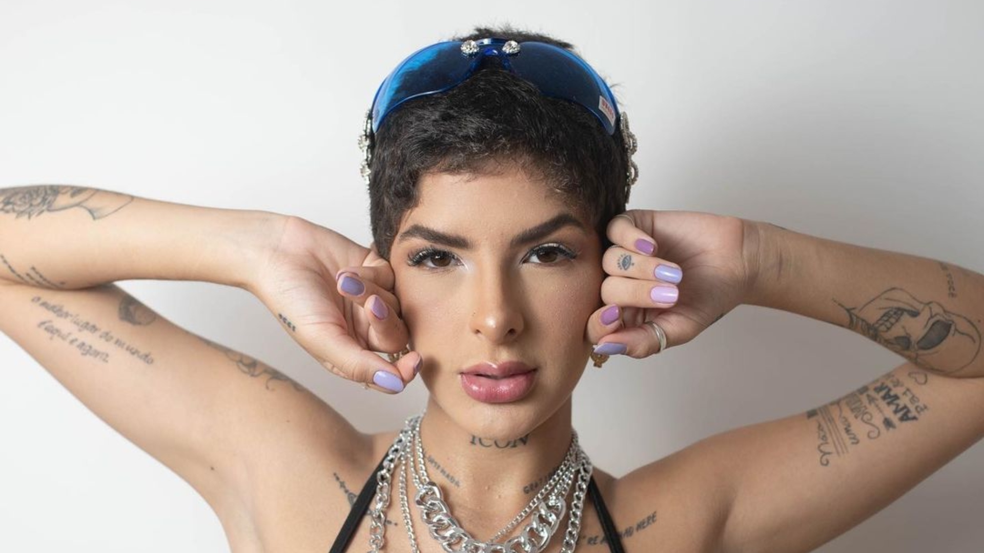 Lary Bottino fica 9 horas no salão e radicaliza seu visual