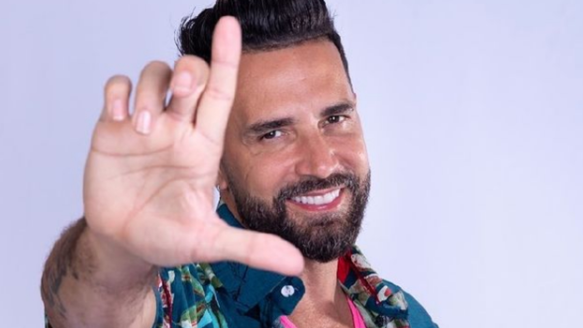 EITA! Latino é acusado de plágio por cantora: “Teria que ter me dado os créditos”