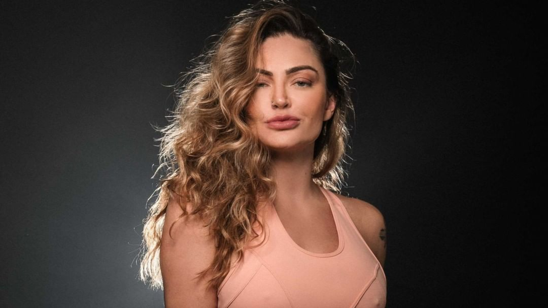 Laura Keller exibe seu corpo após emagrecer 17 quilos