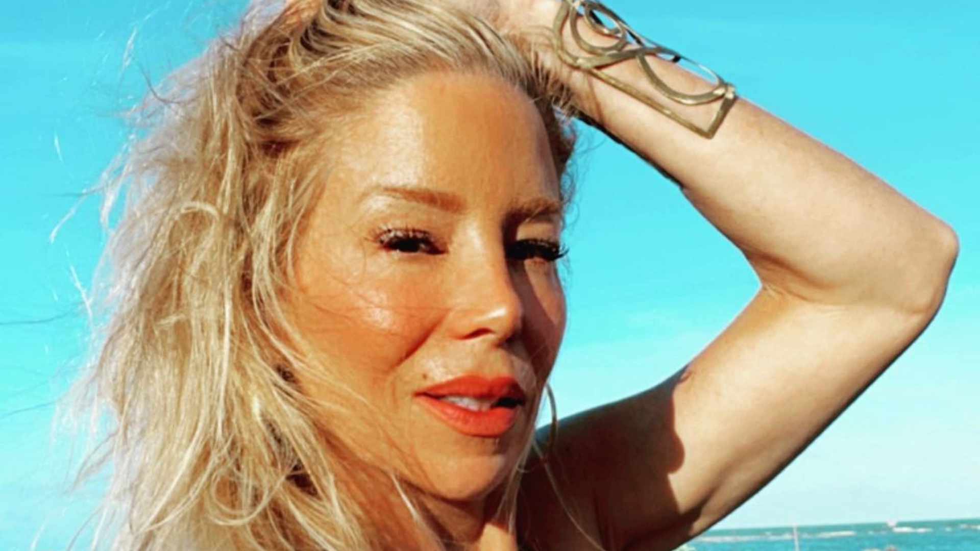 Danielle Winits sensualiza de biquíni em sua varanda