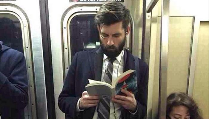 Perfil no instagram reúne homens bonitos lendo no metrô