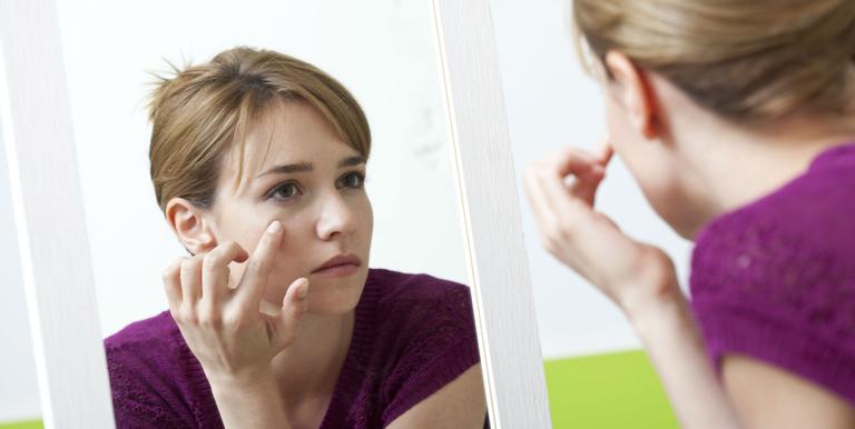 Diga adeus as olheiras: aprenda a aplicar corretamente os cosméticos que prometem alivia-las