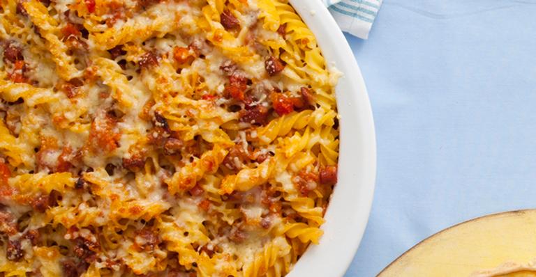 Delícia ao forno: macarrão com linguiça