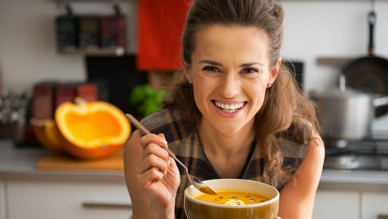 Detox de inverno: aprenda a prepara uma sopa de couve e abóbora