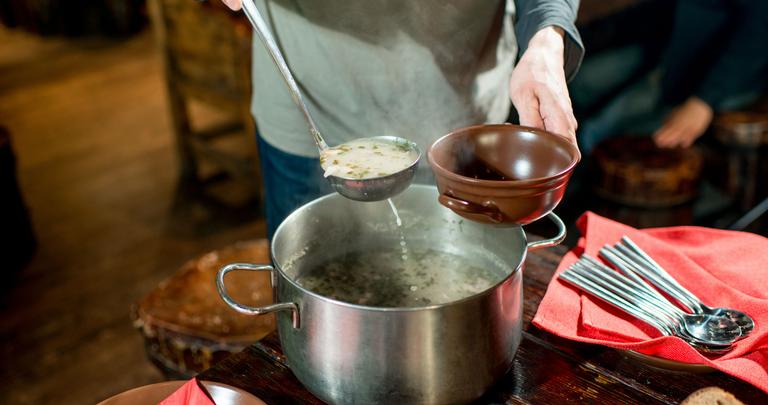 Prepare uma deliciosa sopa detox com brócolis e grão de bico