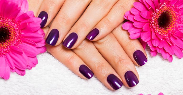 Mãos na moda: roxo e azul são as cores da temporada