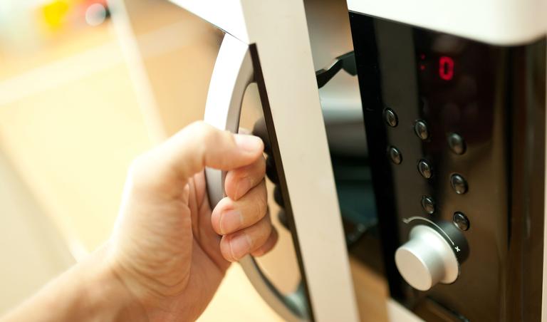 Descubra um jeito simples de deixar seu micro-ondas brilhando