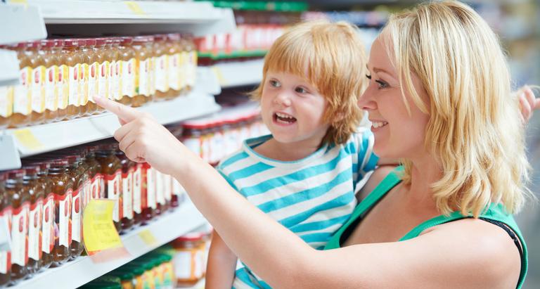 Fazer compras com os filhos é um ótimo exercício de educação financeira