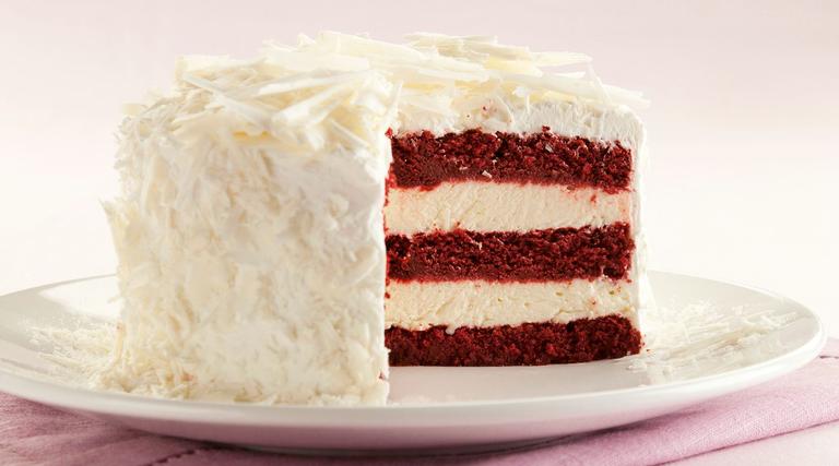 De dar água na boca: bolo red velvet com mousse de cheesecake