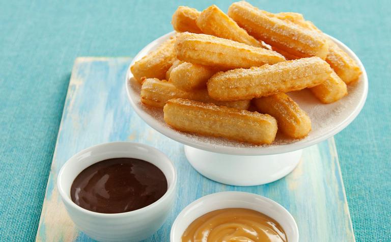 Aprenda a preparar mini churros para a família