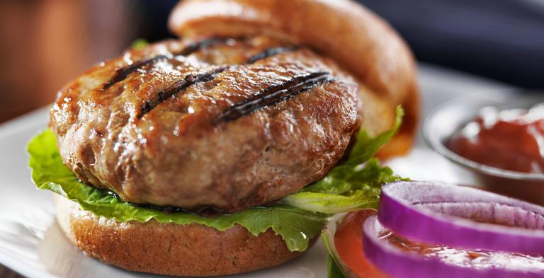 Lanche express: dica para assar vários hambúrgueres de uma vez
