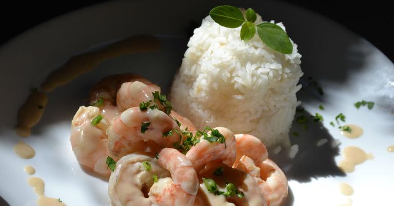 Irresistível receita de arroz com camarão ao conhaque e béchamel