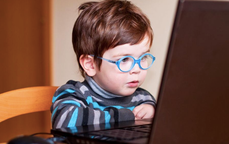 A importância de monitorar seu filho online