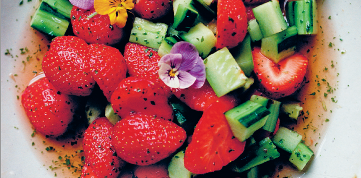 Refeição saudável: aprenda a preparar uma salada com ingredientes simples e saborosos