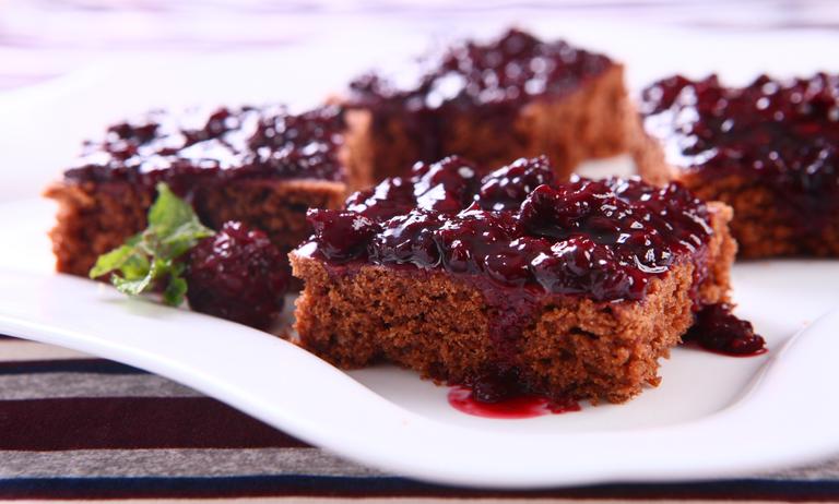 Bolo de chocolate com calda de amora