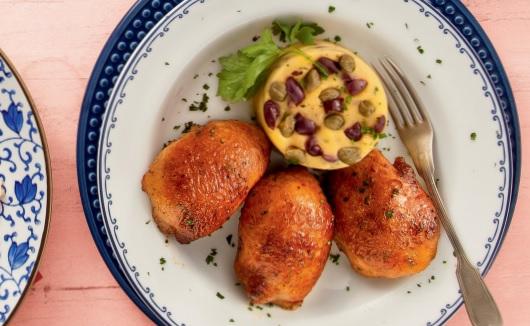 Aprenda a preparar sobrecoxa de frango com polenta