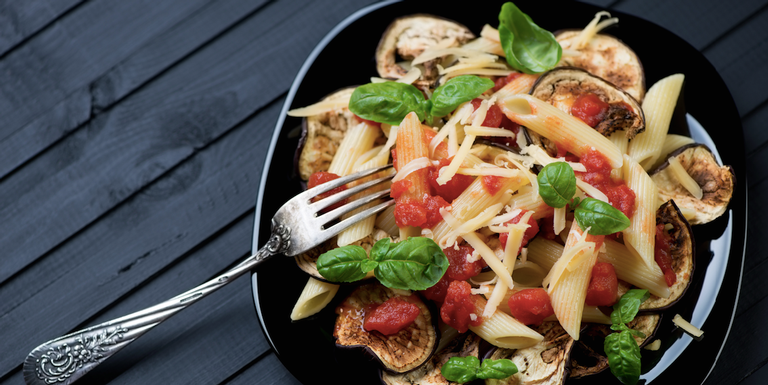 Aprenda a preparar um saboroso prato de Penne com sardinha e legumes