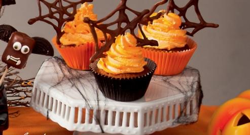 Dia das bruxas: aprenda a fazer cupcakes com teias de aranha feitas de chocolate