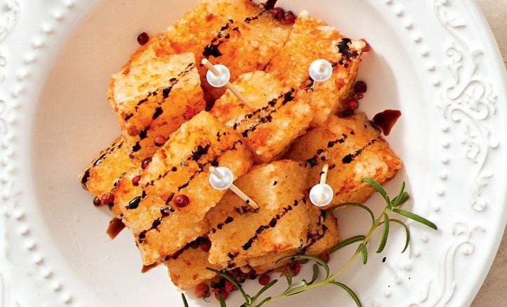 Aprenda a fazer dadinho de tapioca com redução de vinho do porto
