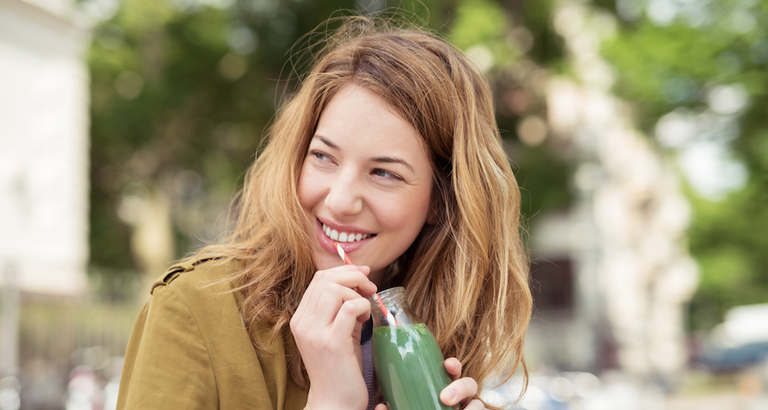 Xô, inchaço! Aprenda a fazer um suco detox amigo do verão