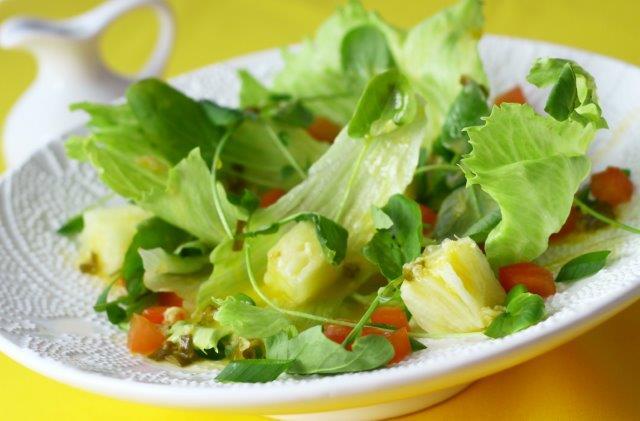 Salada verde com abacaxi e molho de gengibre