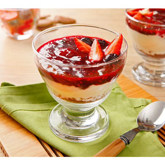 Pavê de coco com calda de frutas vermelhas