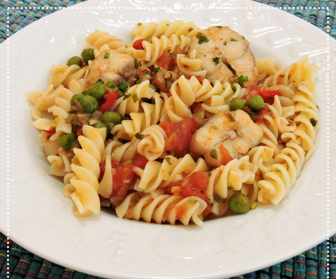 Macarrão ao molho de cação e ervilhas