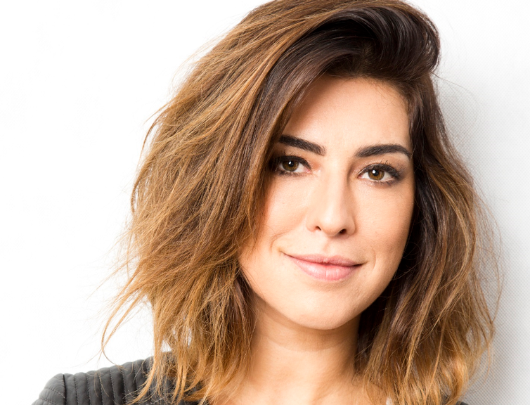 Fernanda Paes Leme radicalizou na cor do cabelo