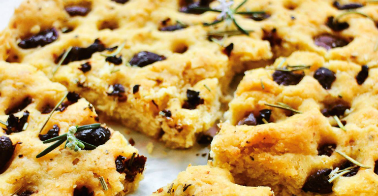 Culinária vegana: focaccia de milho com azeitonas e tomate seco