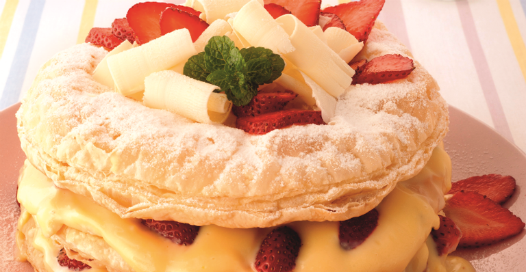 Mil-folhas com creme e morango