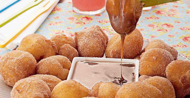 Receita do dia: bolinho de chuva com calda de brigadeiro