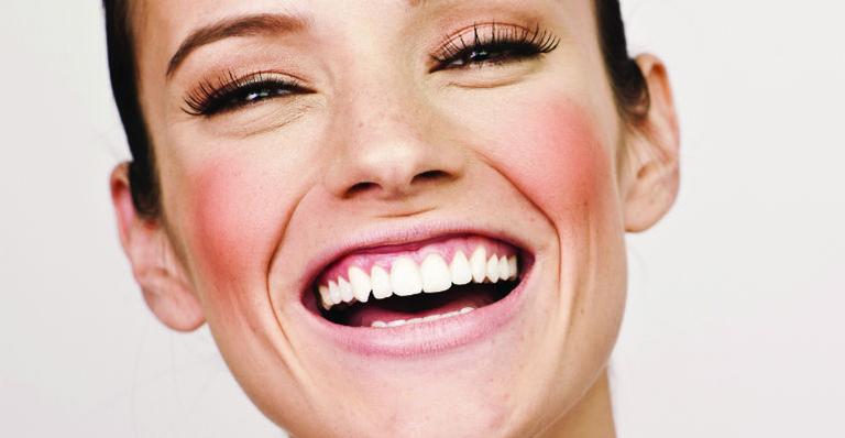 Conheça o tratamento dentário com lentes que alinha o sorriso
