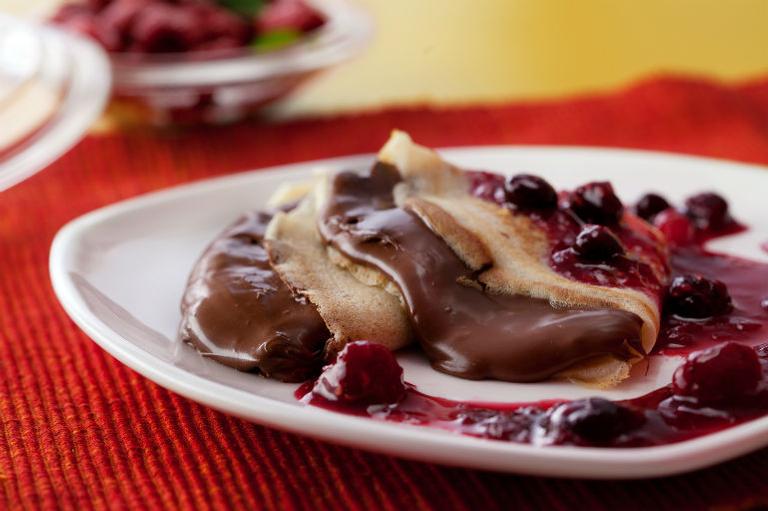 Receita do Dia: crepe com creme de avelãs e calda de frutas vermelhas