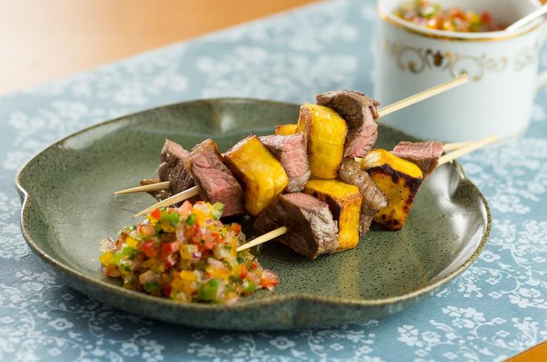 Fácil, rápido e gourmet: espetinho de picanha com banana-da-terra
