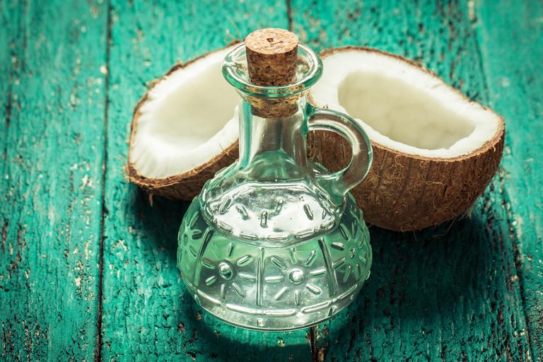 Receita com água de coco recupera a vitalidade dos fios após o período de férias