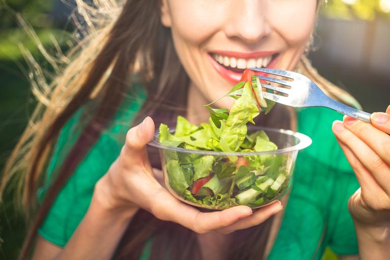 Nutricionista indica cardápio saudável de 1.200 kcal para quem abusou no fim de semana