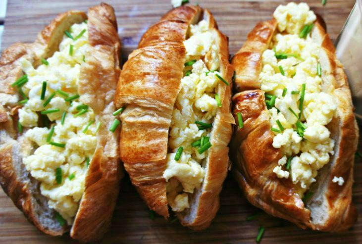 Croissant com ovos mexidos e queijo Cheddar